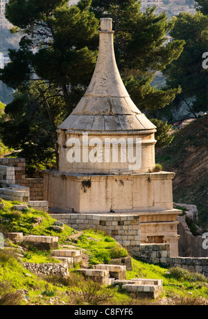 Veduta della tomba di Absalom, chiamata anche pilastro di Absalom, che è un'antica tomba monumentale tagliata a pietra con un tetto conico risalente al i secolo d.C. situato nella valle di Kidron o Wadi an-Nar a Gerusalemme, Israele Foto Stock