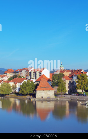 Città vecchia lungo il fiume Drava a Maribor, Slovenia. Foto Stock