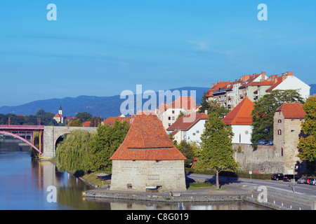 Città vecchia lungo il fiume Drava a Maribor, Slovenia. Foto Stock