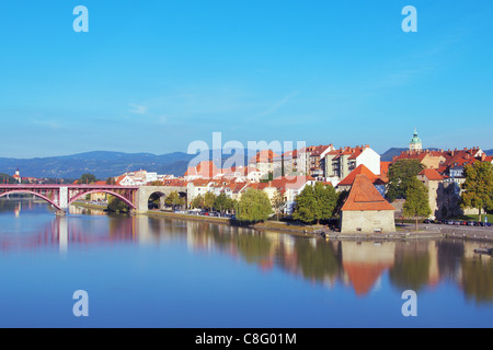 Città vecchia lungo il fiume Drava a Maribor, Slovenia. Foto Stock