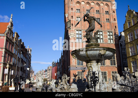 Fontana di Nettuno, statua in bronzo del dio romano del mare nel centro storico della città di Gdansk, Polonia Foto Stock