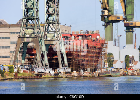 Scenario industriale, di una nave nel corso di lavori di costruzione nel cantiere navale Foto Stock