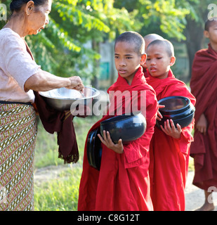 OLD BAGAN, MYANMAR- Ott 15: Due unidentified giovane debuttante monaci mattina a piedi alms nella vecchia Bagan, Myanmar il 15 ottobre 2011. Foto Stock