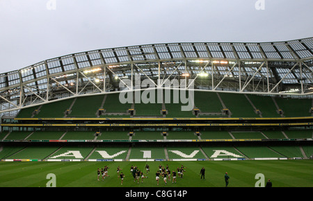 South African rugby si riscalda durante un allenamento della squadra al Aviva Stadium di Dublino, Irlanda Foto Stock