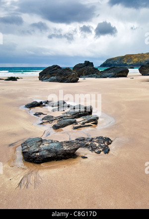 Le rocce nere a Sango Bay beach, Nr Durness, Sutherland sulla costa nord della Scozia. Prese su un soleggiato e tempestoso giorno. Foto Stock