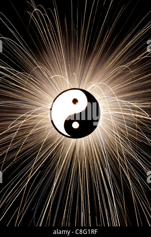 Yin Yang nella parte anteriore delle scintille di fuochi d'artificio. Silhouette Foto Stock