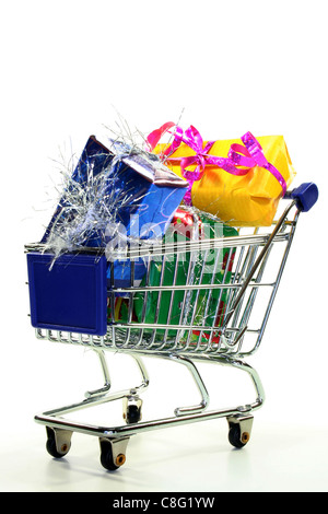 Carrello caricato con molti regali di Natale Foto Stock