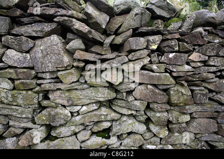 Asciugare la parete in pietra, nei pressi di Keld, North Yorkshire. Keld è una sosta sul Alfred Wainright's Coast to Coast a piedi. Foto Stock