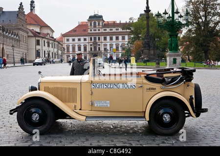 Auto d'epoca, utilizzato per visite guidate a Praga, Repubblica Ceca, Europa Foto Stock