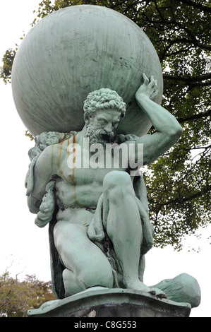 Hercules atlas statua con sfera sulla sua schiena portmeirion north Wales UK Foto Stock