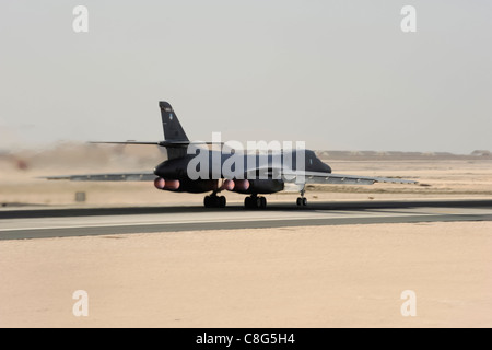 A B-1B Lancer equipaggio, assegnato per la trentasettesima bomba Expeditionary Squadron, decolla Foto Stock