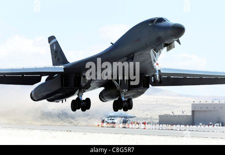 Un B-1 Lancer assegnato al settimo gruppo di operazioni a Dyess Air Force Base in Texas, si parte per una missione di addestramento Foto Stock