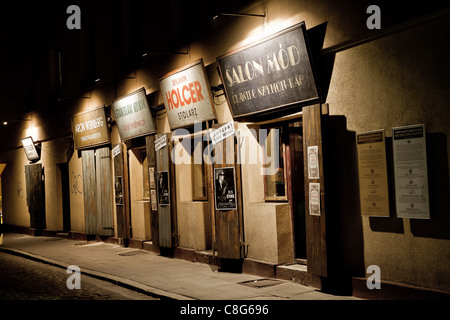 Una strada per lo shopping nel quartiere ebraico di Cracovia, in Polonia Foto Stock