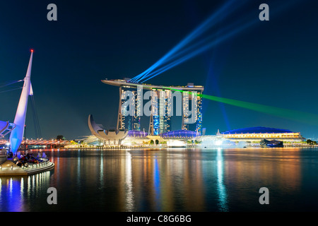 Durante la notte la luce e acqua mostrano, 'Wonder full', con laser presso il Marina Bay Sands Hotel, Singapore Foto Stock