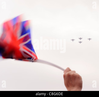 Lone Union Jack flag sventolando volare oltre al di fuori Buckingham Palace London REGNO UNITO al Royal nozze del principe William in aprile 2011 Foto Stock