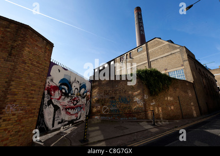 La vecchia fabbrica di birra di Truman da Buxton Street vicino a Brick Lane e arte di strada da Lister, Tower Hamlets, Londra, Inghilterra, Regno Unito. Foto Stock