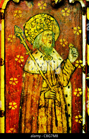 Ludham, Norfolk, rood screen, San Edoardo il confessore, Saxon re del Wessex, tenendo in mano un anello maschio saint santi medievale inglese Foto Stock