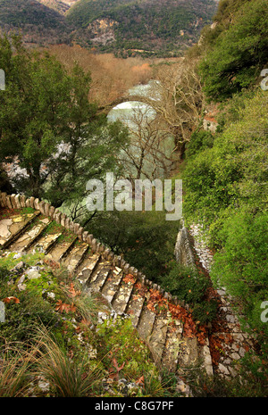 Il percorso che conduce nel cuore di Vikos. In background, Kleidonia bridge. Ioannina, Epiro, Grecia. Foto Stock