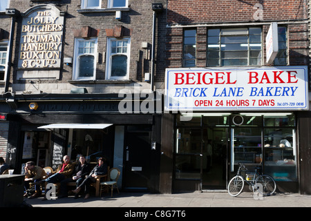 Brick Lane Beigel Bake, aperto 24 ore al giorno per 7 giorni alla settimana, Londra, Inghilterra, Regno Unito. Foto Stock