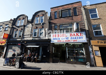 Brick Lane Beigel Bake, aperto 24 ore al giorno per 7 giorni alla settimana, Londra, Inghilterra, Regno Unito. Foto Stock