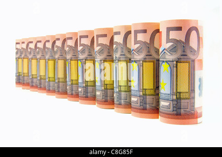 Arrotolato 50 banconote in euro su sfondo bianco Foto Stock
