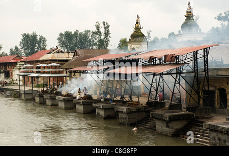 La masterizzazione ghats presso il santo tempio Hindu di Pashupatinath sulle rive del fiume Bagmati, valle di Kathmandu, Nepal, Asia Foto Stock