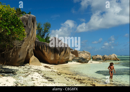 Magnifica boulder disseminate di spiaggia tropicale, La Digue Island, Seychelles, Africa Foto Stock