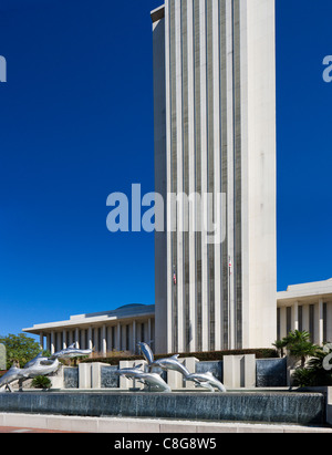 Il moderno Stato Capitol Building con delfino scultura in primo piano, Tallahassee, Florida, Stati Uniti d'America Foto Stock