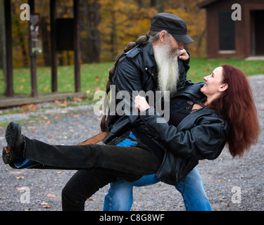 Giovane vestito in pelle per moto dance Foto Stock