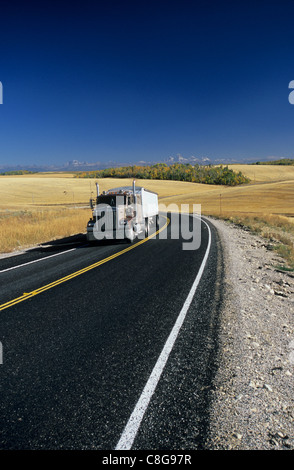 In autostrada in terreni agricoli di rotolamento nell'Idaho orientale Foto Stock