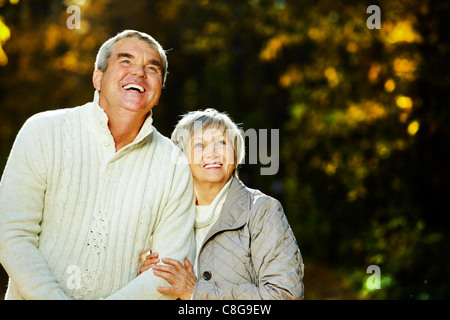 Foto di senior marito e moglie di trascorrere il tempo libero in posizione di parcheggio Foto Stock