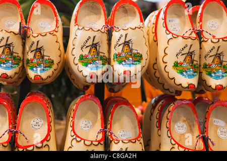 In legno zoccoli olandese per la vendita in un mercato, Amsterdam, Paesi Bassi Foto Stock