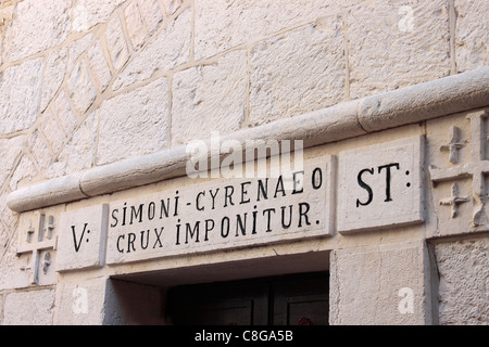 Stazione 5 dove Simon aiuta Gesù a portare la sua croce, Gerusalemme Foto Stock