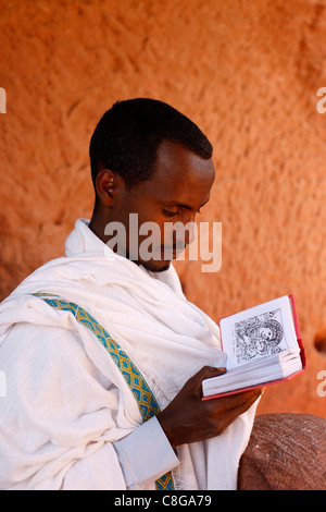 Lettura fedele al di fuori di una chiesa a Lalibela, Etiopia Foto Stock