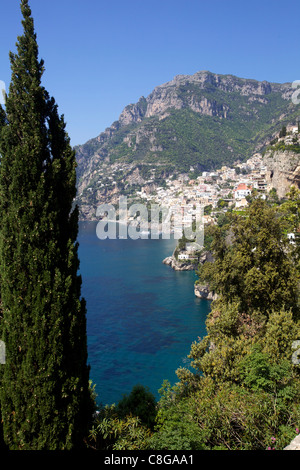 La baia e il villaggio di Positano sulla Costiera Amalfitana, Sito Patrimonio Mondiale dell'UNESCO, Campania, Italia Foto Stock