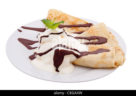 Crêpe con gelato e cioccolato topping, isolati su sfondo bianco. Foto Stock