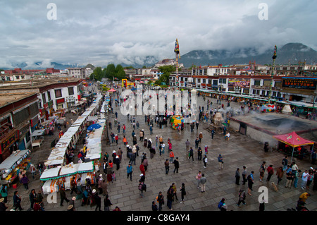 Vista sopra il Barkhor, una pubblica piazza situata intorno al tempio di Jokhang a Lhasa, in Tibet, Cina Foto Stock