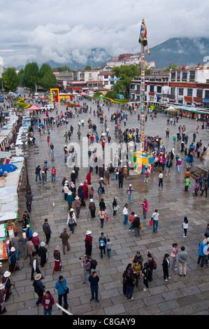 Vista sopra il Barkhor, una pubblica piazza situata intorno al tempio di Jokhang a Lhasa, in Tibet, Cina Foto Stock