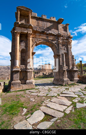 L'arco di Caracalla presso le rovine romane di Djemila, Sito Patrimonio Mondiale dell'UNESCO, Algeria, Nord Africa Foto Stock