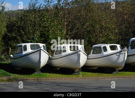 Tre barche nel parcheggio. Lake Road, Coniston, Parco Nazionale del Distretto dei Laghi, Cumbria, England, Regno Unito, Europa. Foto Stock