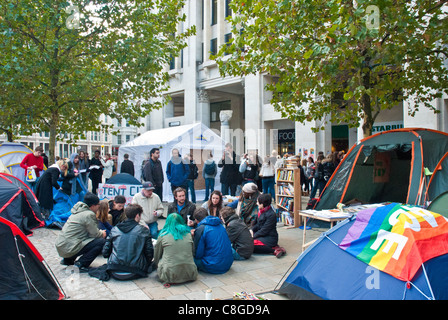 Occupare Londra LSX. St Pauls occupazione, contestatori siedono fra le tende al di fuori del "tent city university " tenendo una discussione. Foto Stock