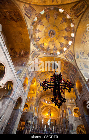 Mosaici in oro su le volte a cupola della Basilica di San Marco a Venezia, Sito Patrimonio Mondiale dell'UNESCO, Veneto, Italia Foto Stock