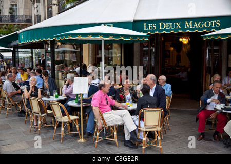 Les Deux Magots Cafe, Saint-Germain-des-Pres, sulla riva sinistra di Parigi, Francia Foto Stock