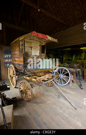 Un antico stagecoach carro essendo restaurata da esperti artigiani. Foto Stock