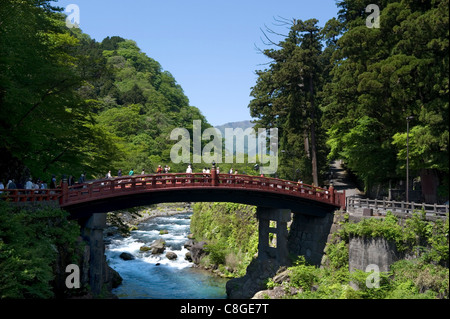 Famoso Santuario Futarasan Shinkyo (Ponte sacro) nella città di Nikko, Prefettura di Tochigi, Giappone Foto Stock