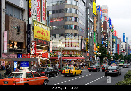 Insegne al neon si illuminano di Kabukicho quartiere dei divertimenti di Shinjuku, Tokyo, Giappone Foto Stock