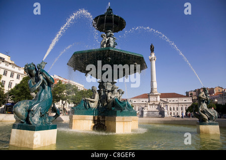 Acqua dalla fontana di Rossio sembra arco la statua di Dom Pedro IV presso la piazza a lui intitolato a Lisbona, Portogallo Foto Stock