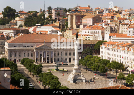 Il Teatro Nazionale (Teatro Nacional Dona Maria II) sta dietro il memoriale al Dom Pedro IV a Rossio, Lisbona, Portogallo Foto Stock