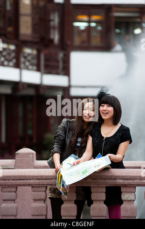 I turisti con una mappa al Giardino Yu Yuan, Huangpu District, Shanghai, Cina Foto Stock