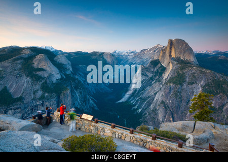 Mezza Cupola dal punto ghiacciaio, del Parco Nazionale Yosemite, Sito Patrimonio Mondiale dell'UNESCO, California, Stati Uniti d'America Foto Stock